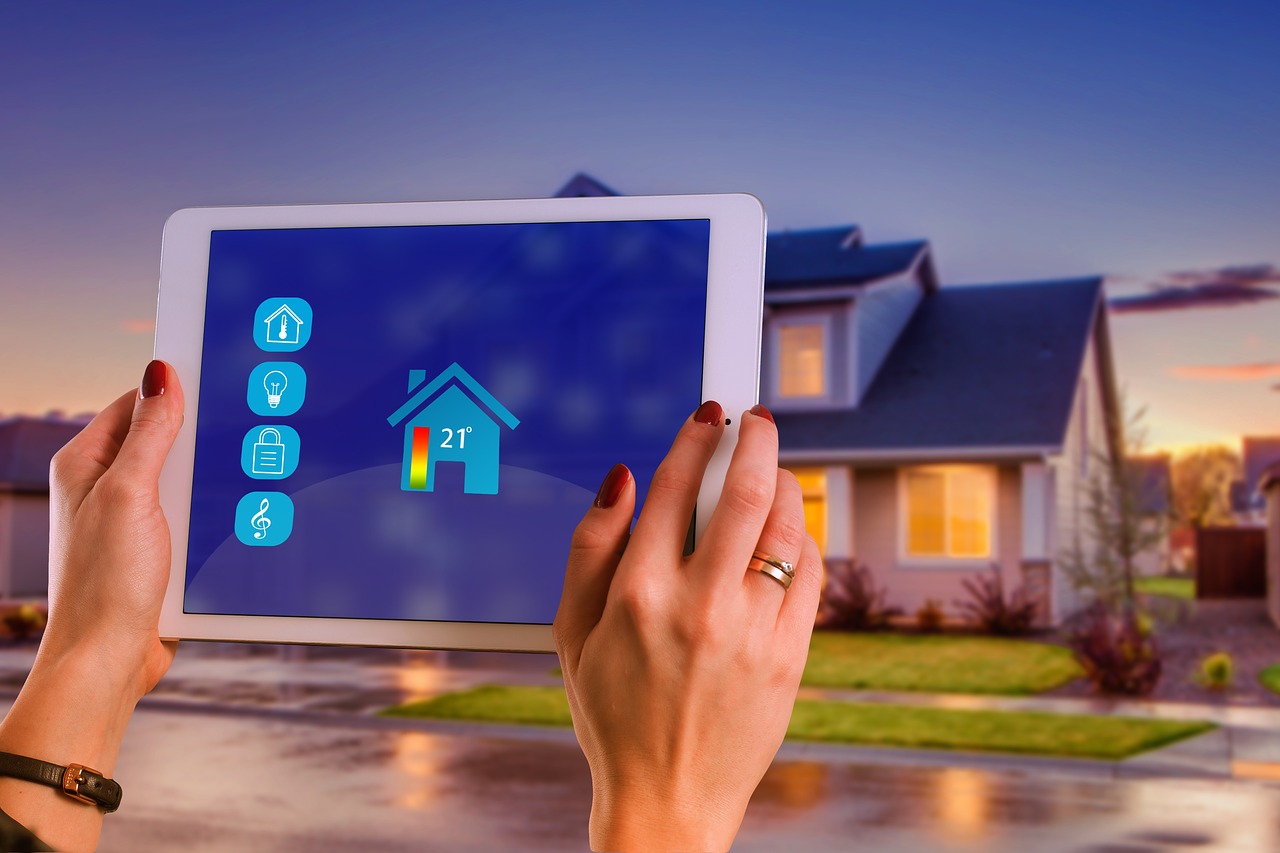 Frau mit Tablet vor einem Smart Home.