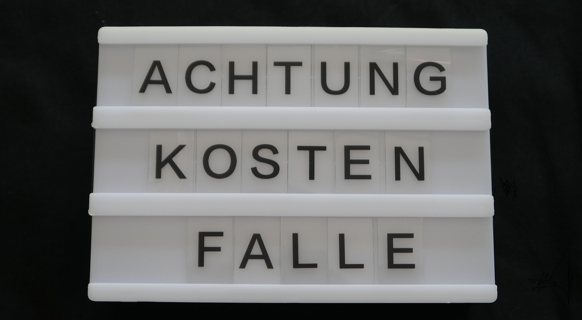 Leuchttafel mit der Aufschrift: Achtung Kostenfalle.