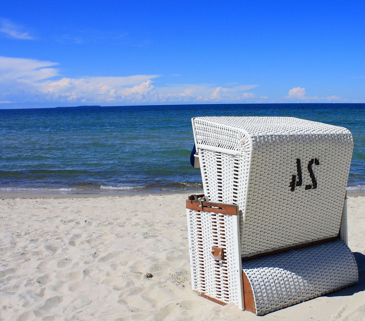 Ein Strandkorb am Meer. 