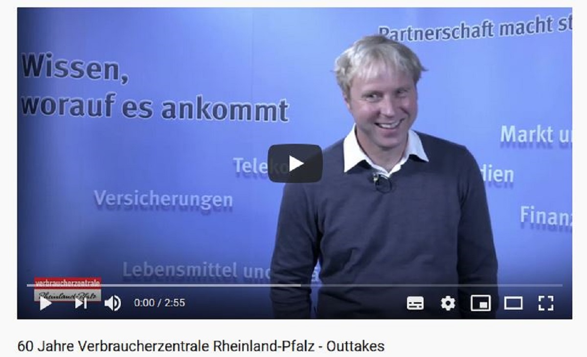 Ein Mann lacht in die Kamera.