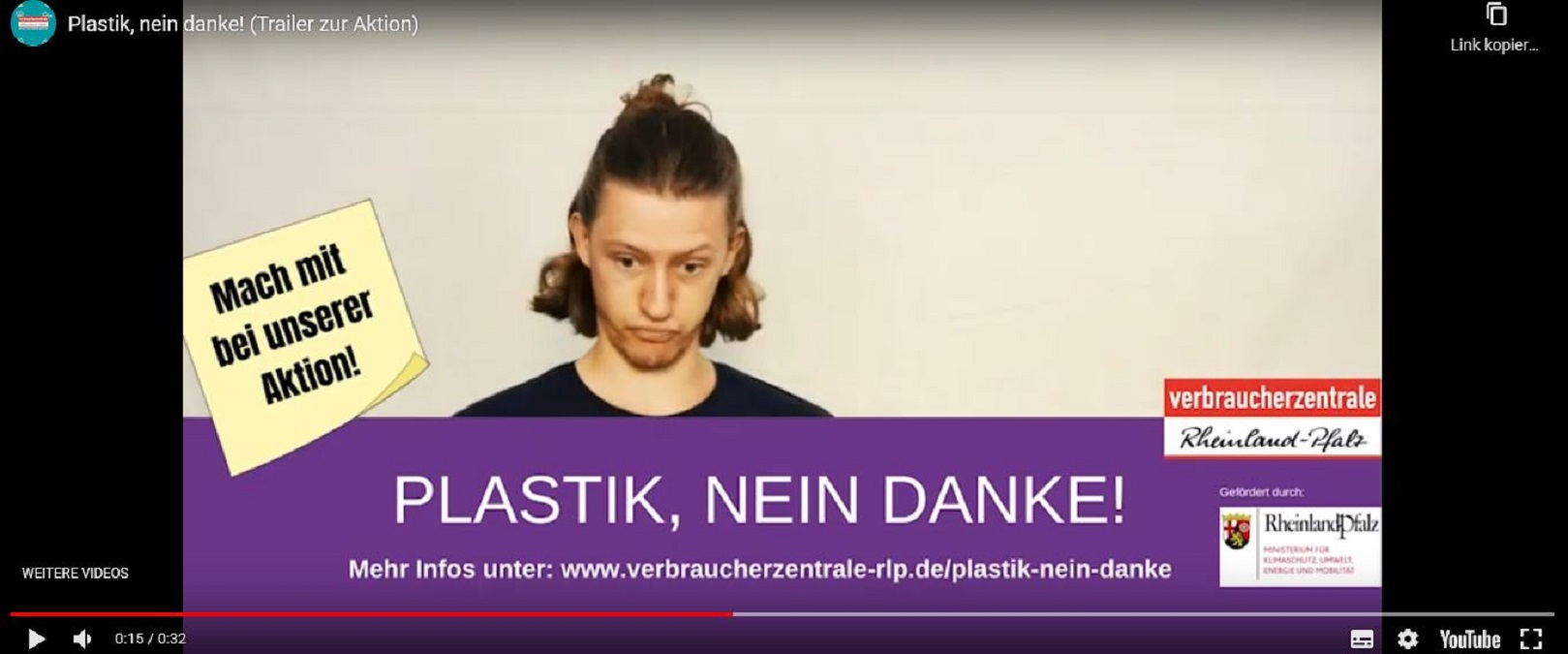 Mann schaut etwas überrascht.