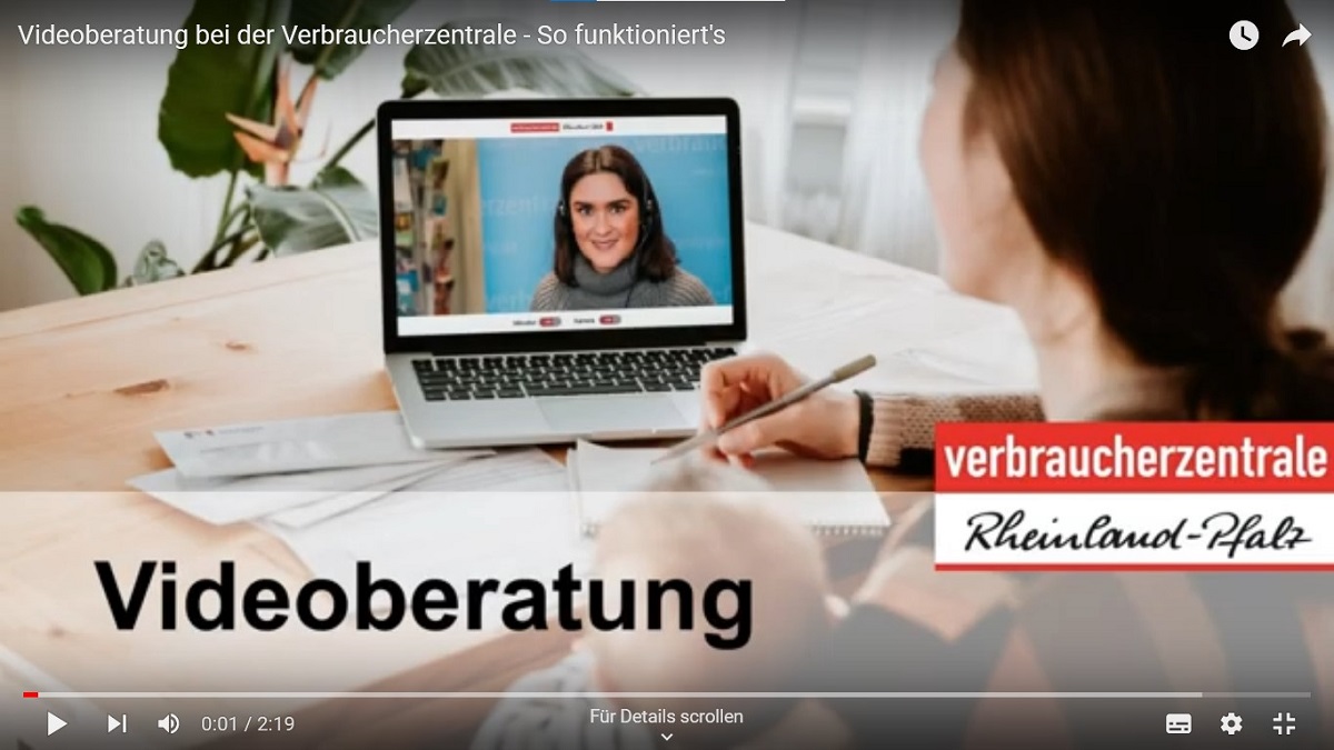 Frau sitzt mit Stift und Papier vor einem Laptop und hört einer Person in dem Laptop zu.