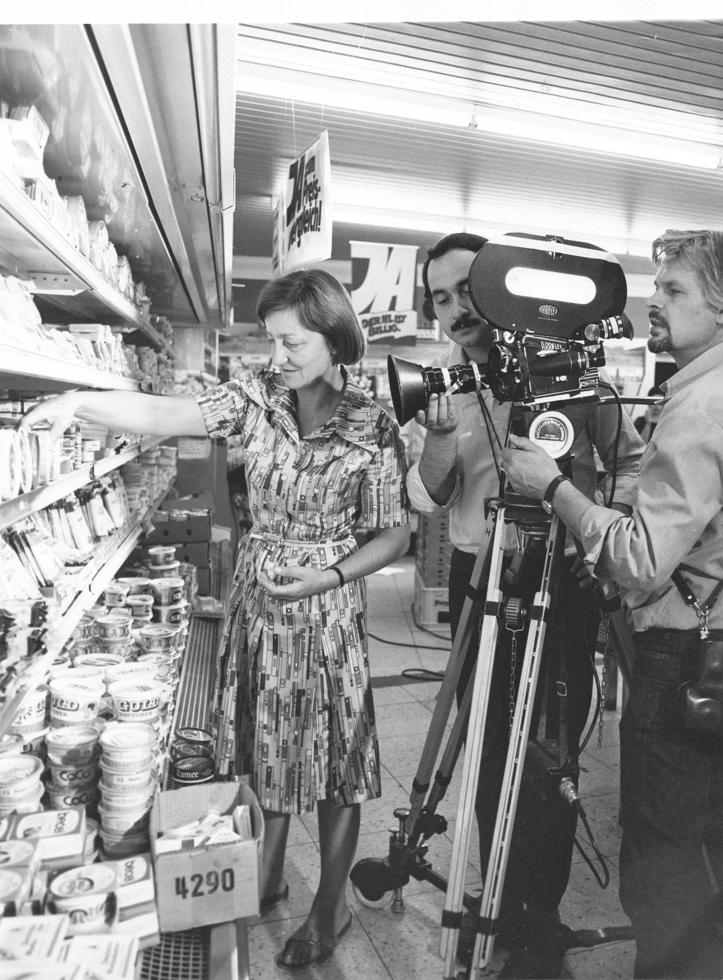 Frau wird an einem Supermarktregal gefilmt.