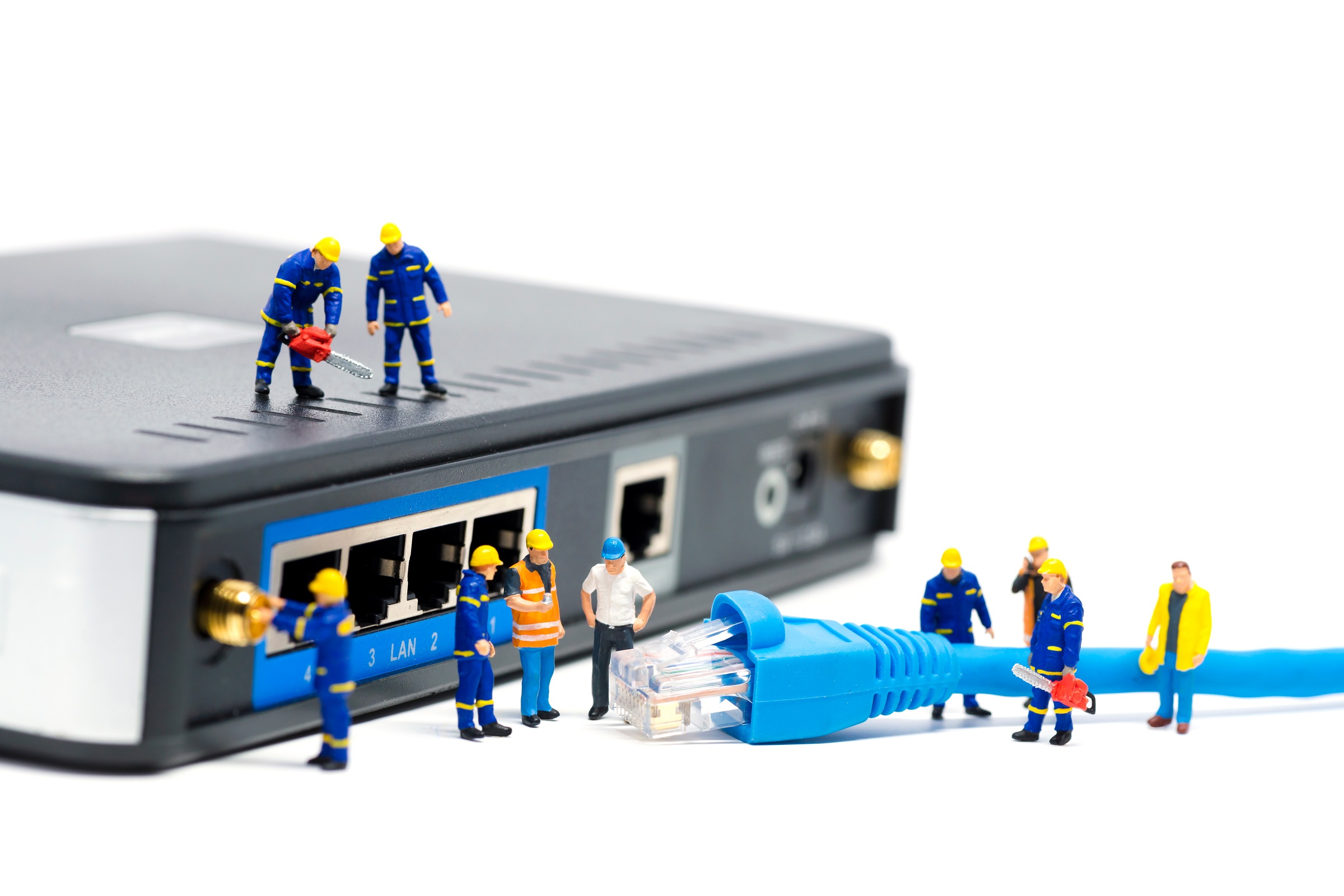 Kleine Figuren basteln an einem Router.