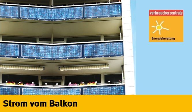 Ein Mehrfamilienhaus mit Balkonen auf denen Solarmodule montiert sind.