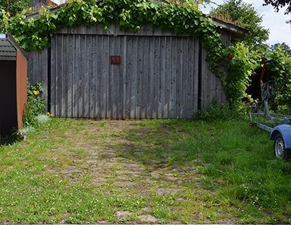 Garage mit Pflanzenwachstum