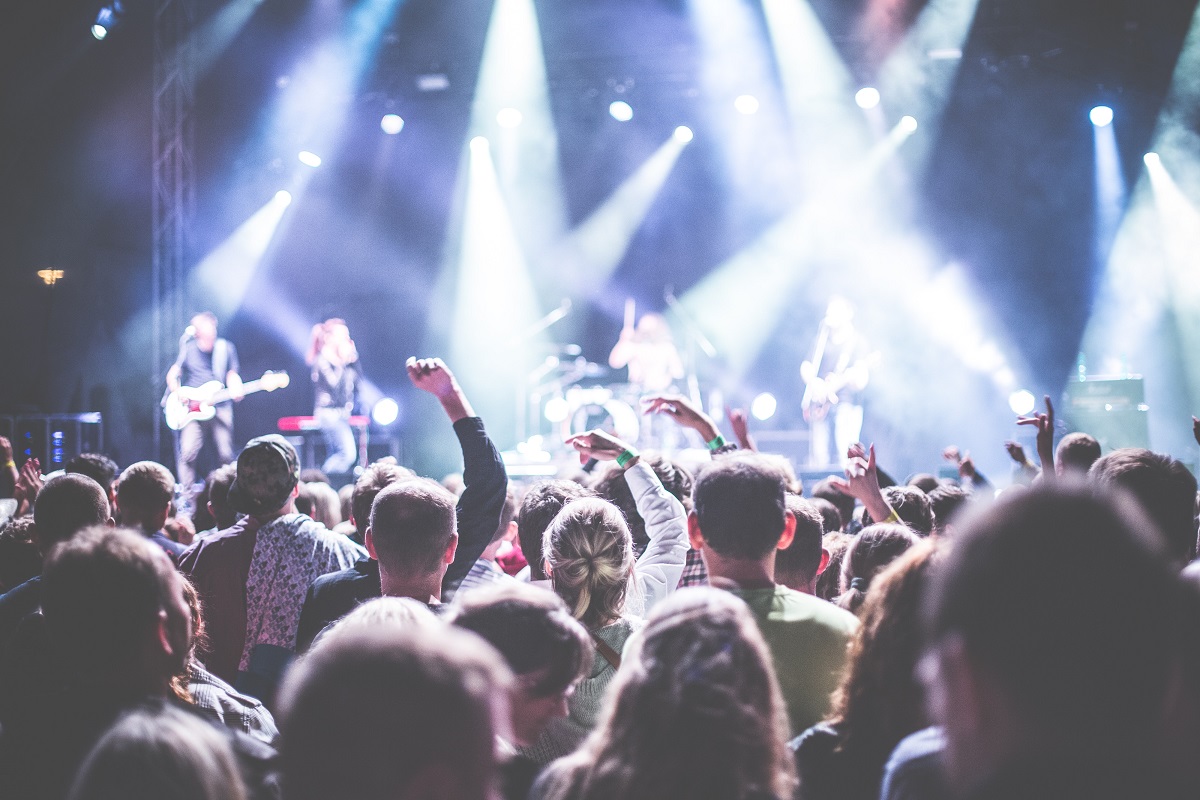 Menschen auf einem Rockkonzert.