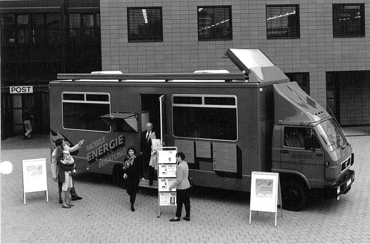 Ein Bus und einige Menschen davor.