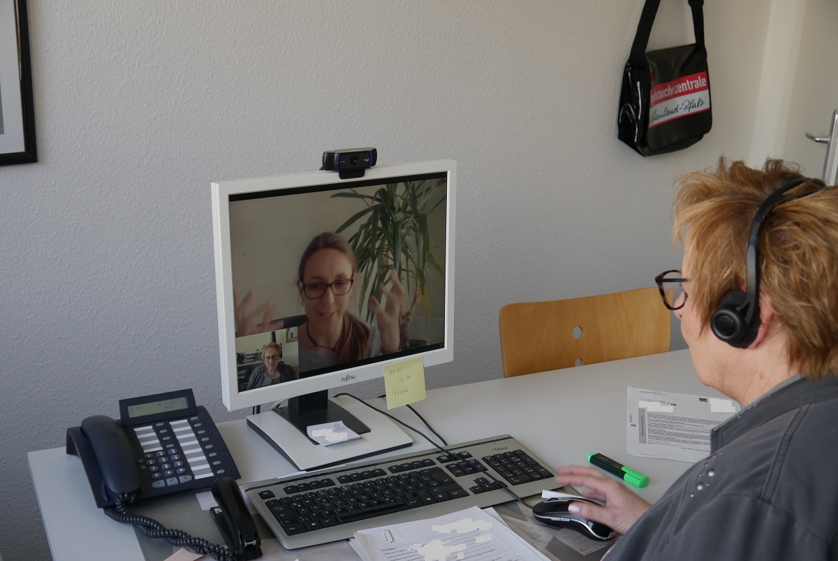 Eine Frau wird über einen Video-Chat beraten. 