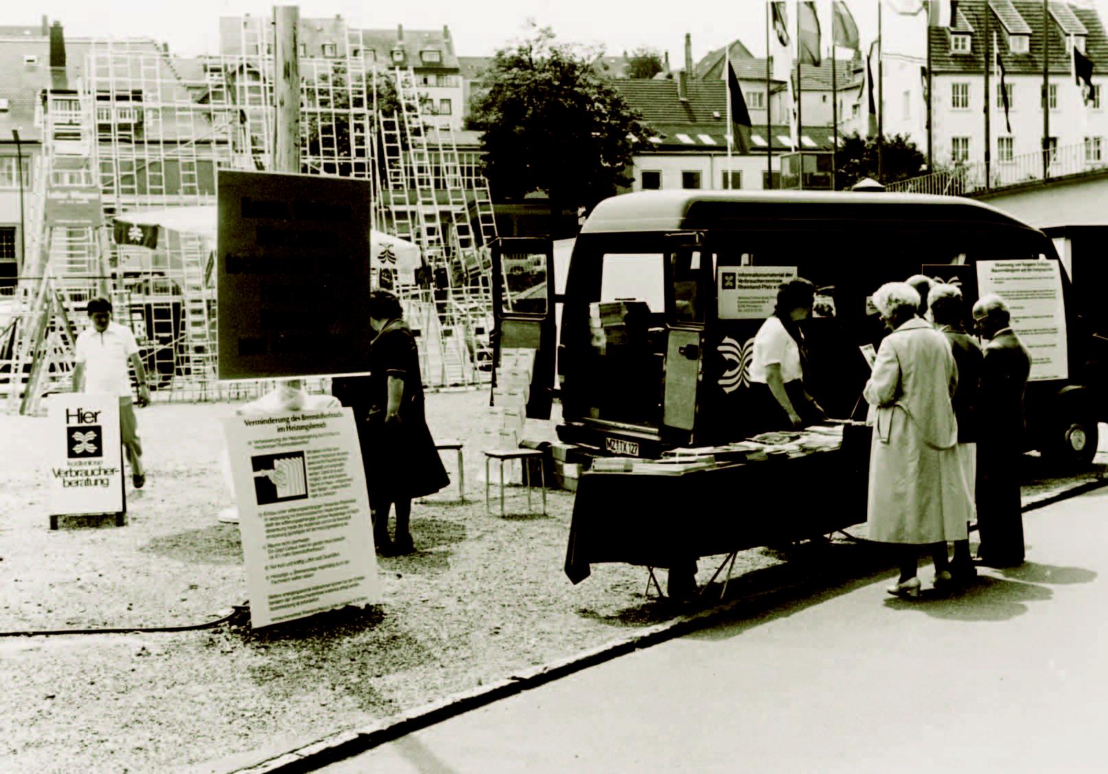 Ein belebter Marktplatz und ein kleiner Bus.
