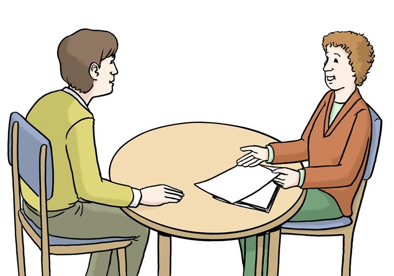 2 Frauen am Tisch sprechen