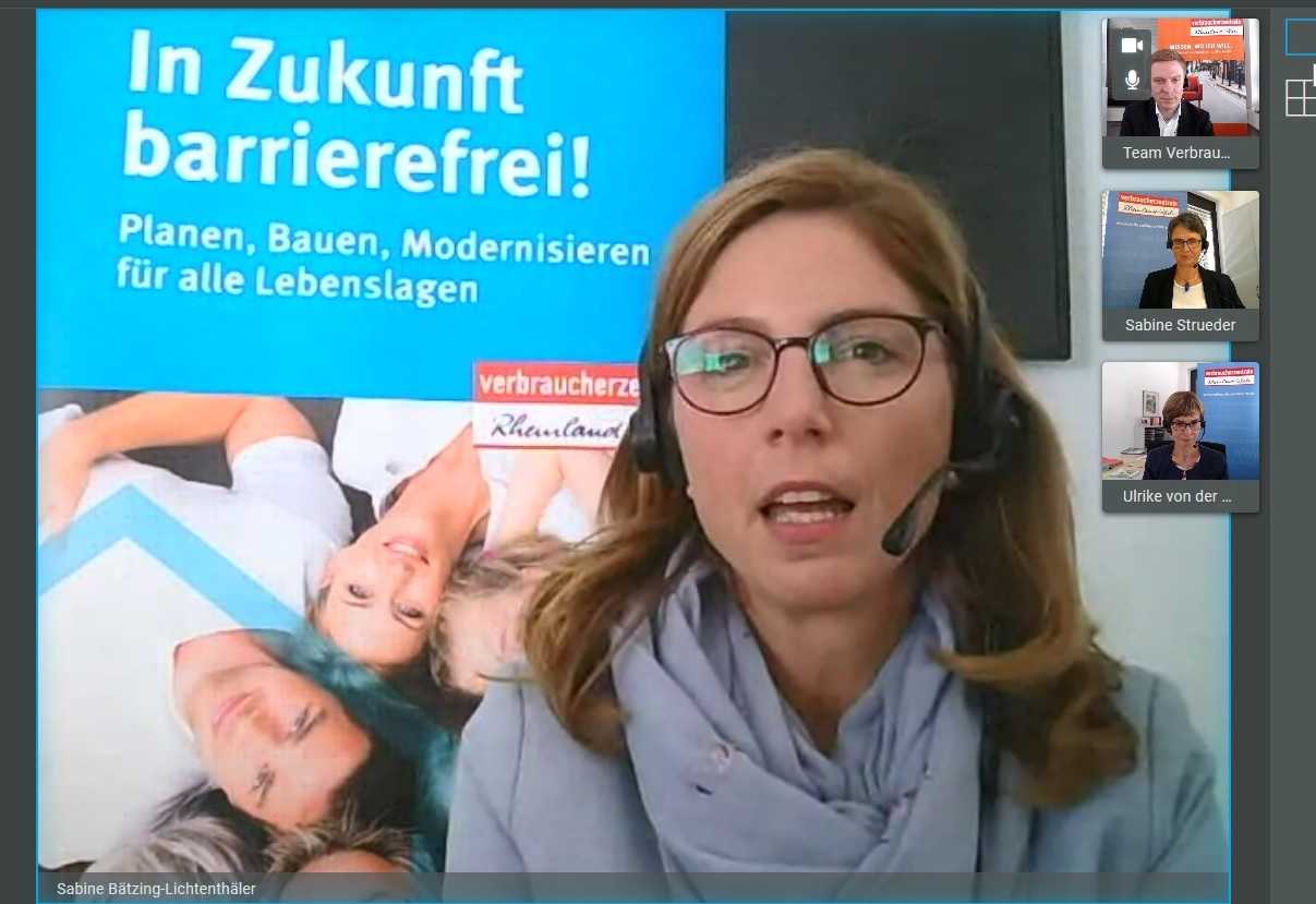 Frau mit Headset spricht in eine Kamera am Computer.