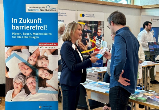 Petra Ruß im Beratungsgespräch mit Ratsuchenden