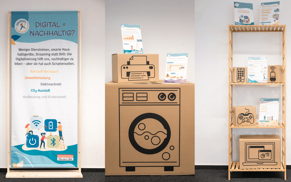 Ausstellungsstücke: ein Plakat mit erklärungen sowie einer Waschmaschine aus Pappe und einem Regal mit diversen Elektrogeräten aus Pappe.
