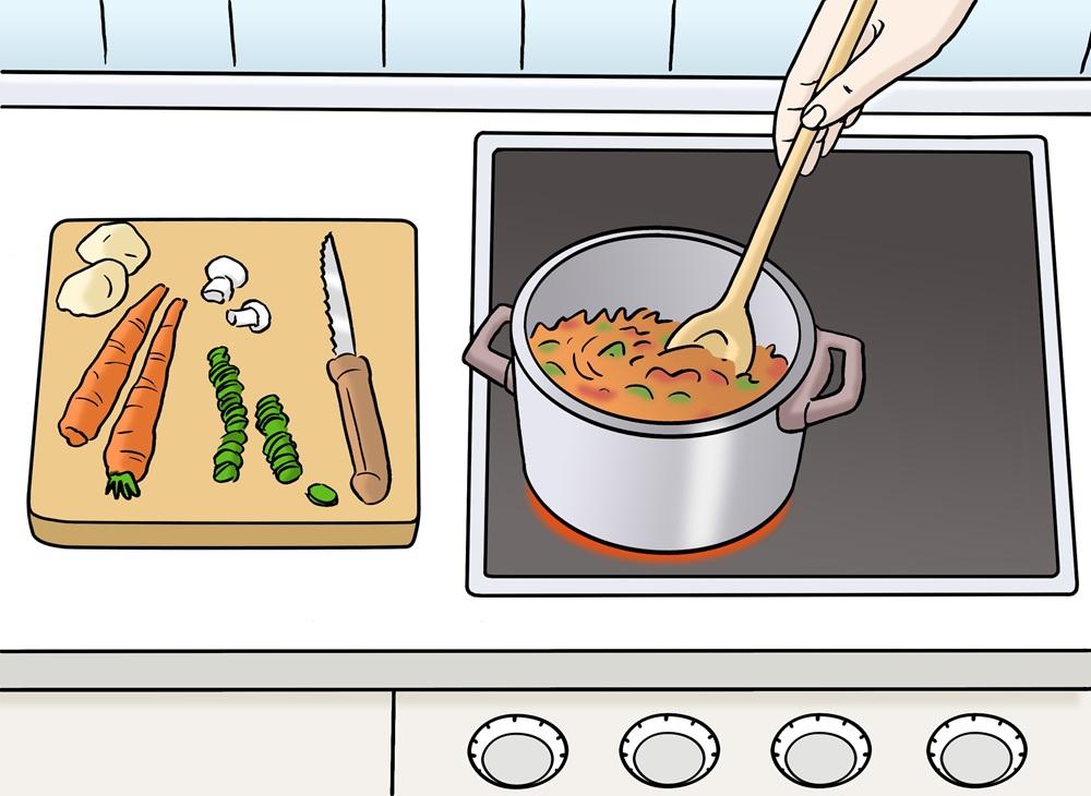 Topf auf dem Herd mit Suppe, daneben Gemüse