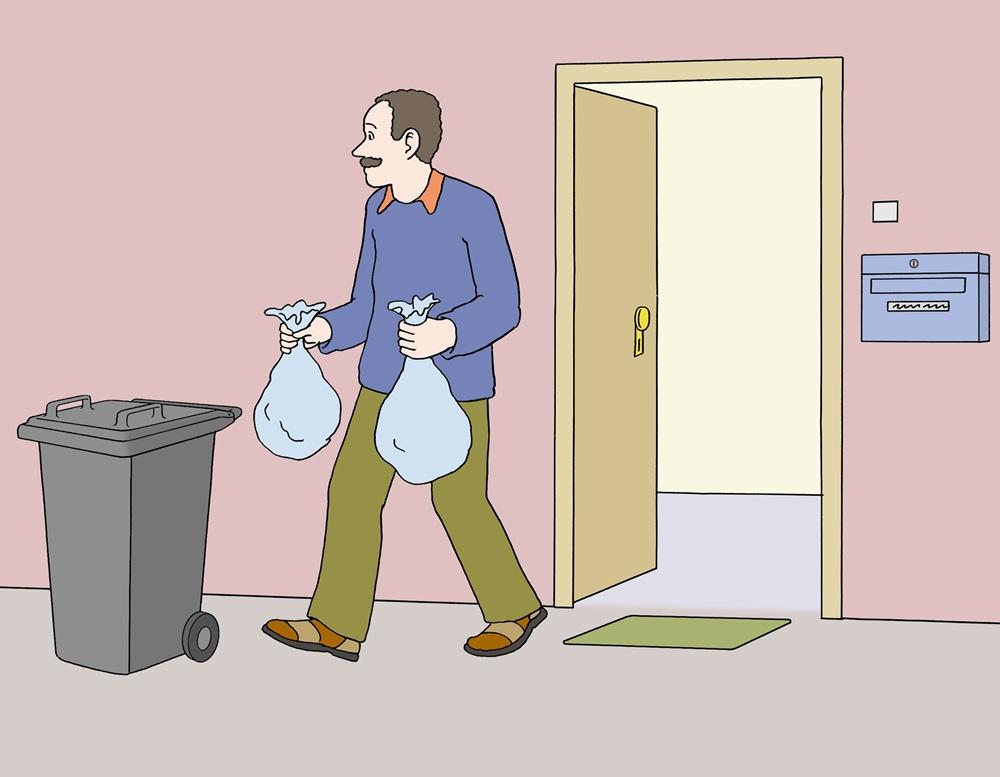 Mann bringt Mülltüten aus dem Haus