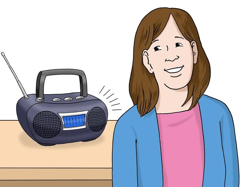 Frau hört Radio