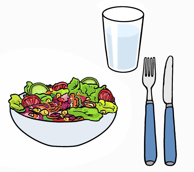 Schüssel mit Salat, dazu Glas Wasser und Besteck
