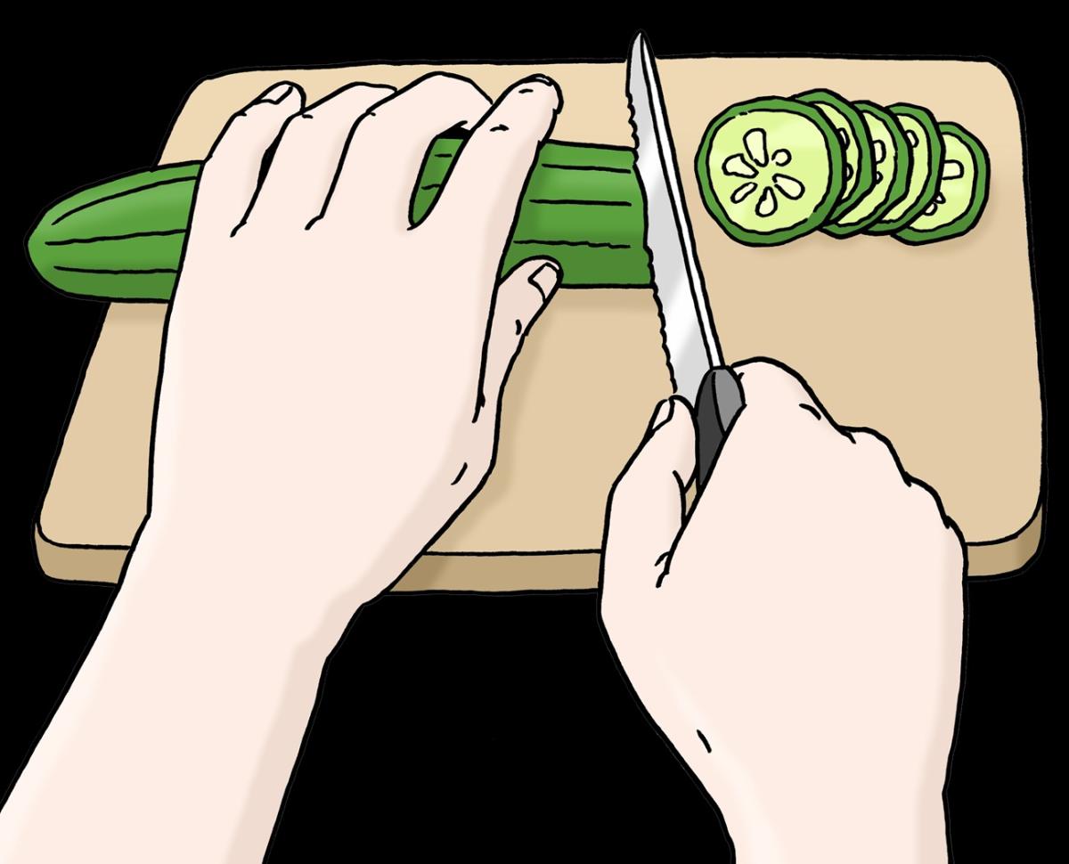 Gurke schneiden auf Küchenbrett