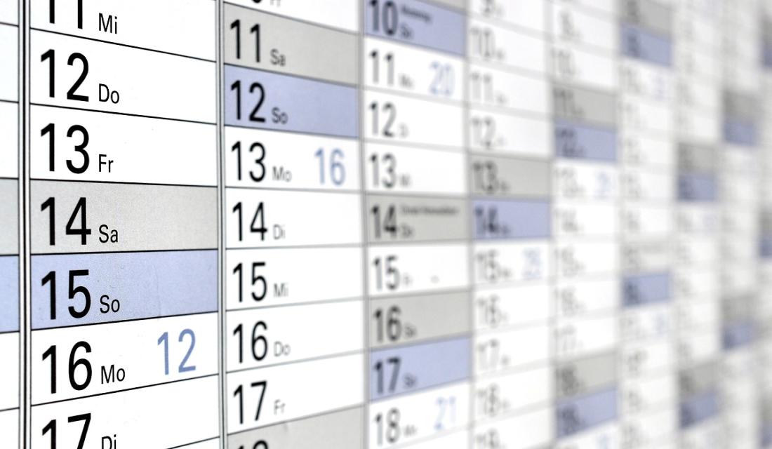 Kalender an der Wand.