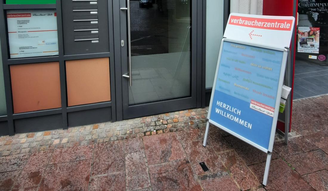 Ein Kundenstopper vor einem Hauseingang.