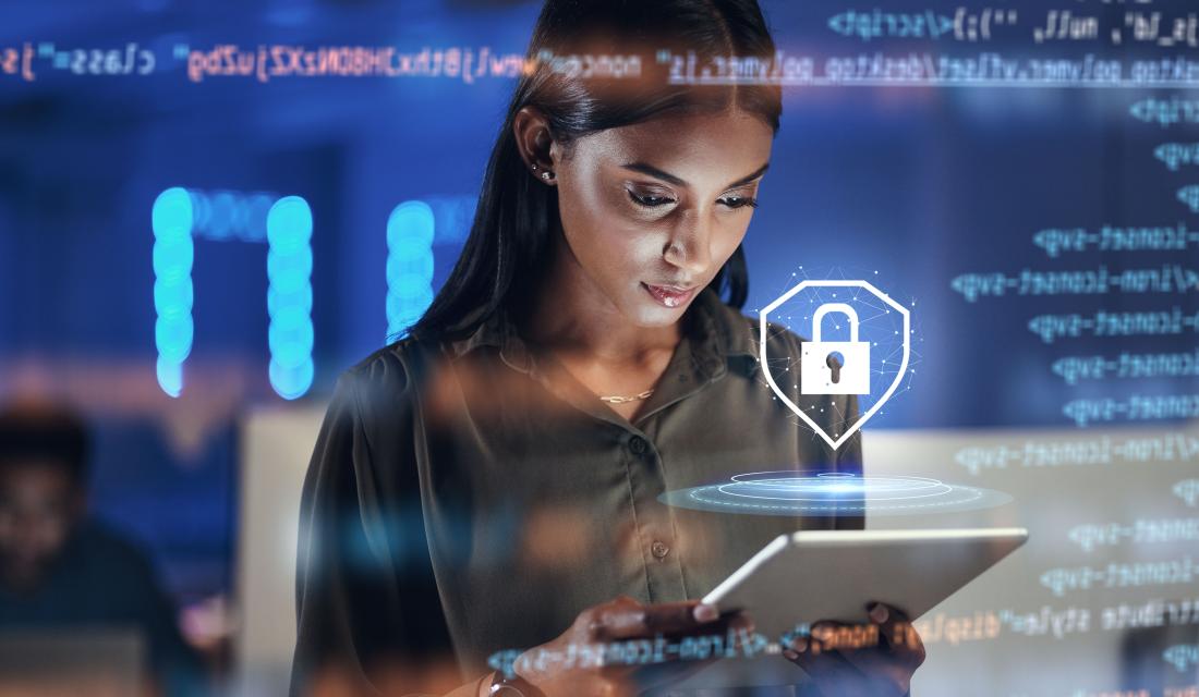 Eine Frau schaut auf ein Tablet. Über dem Tablet befindet sich ein Schlosssymbol.