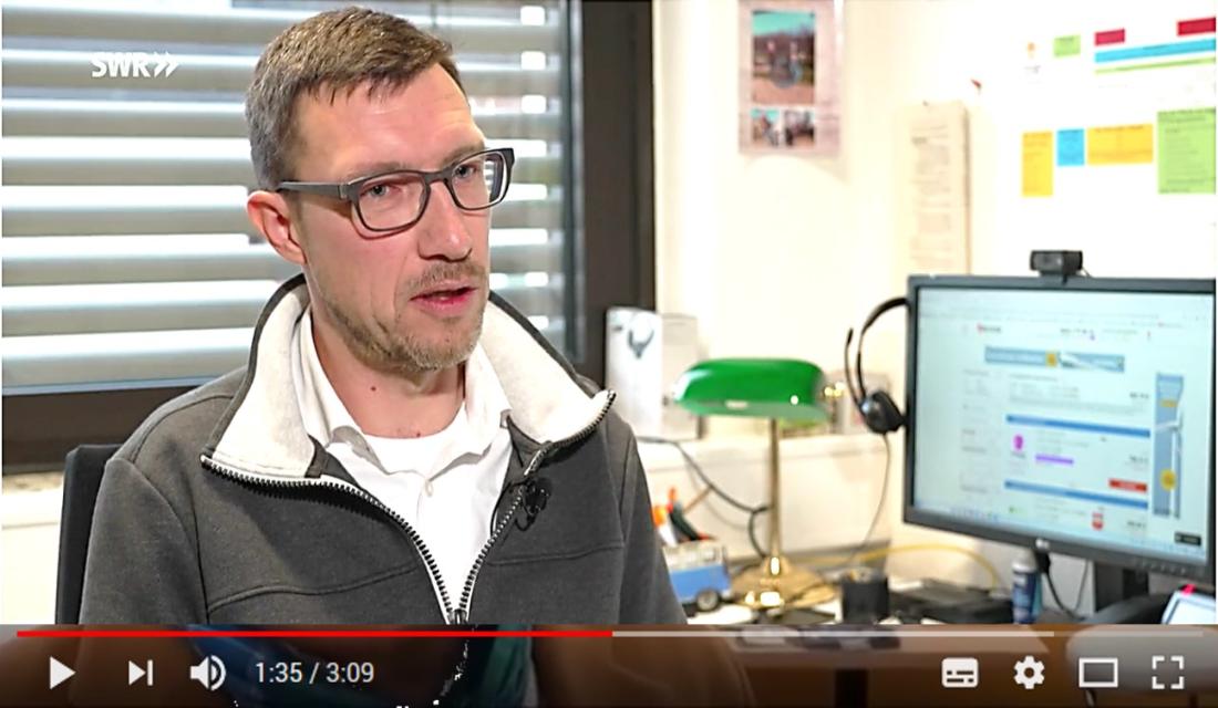 Energierechtsexperte in seinem Büro