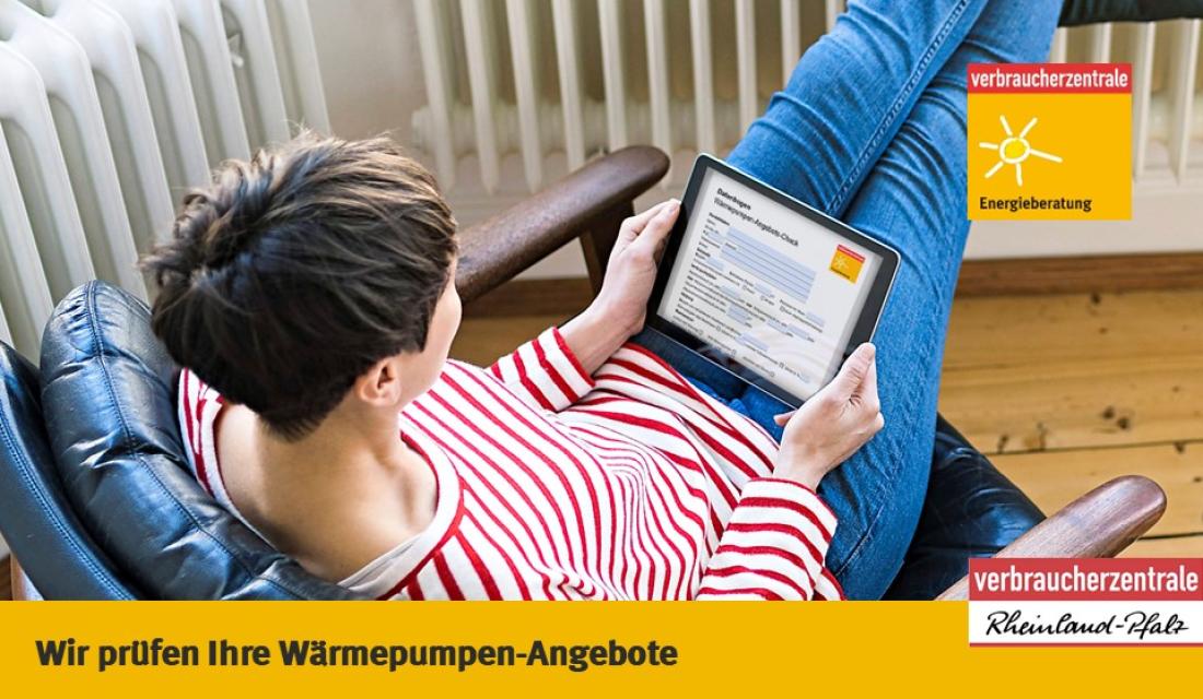 Frau liest Teilnahmebogen auf dem Tablet