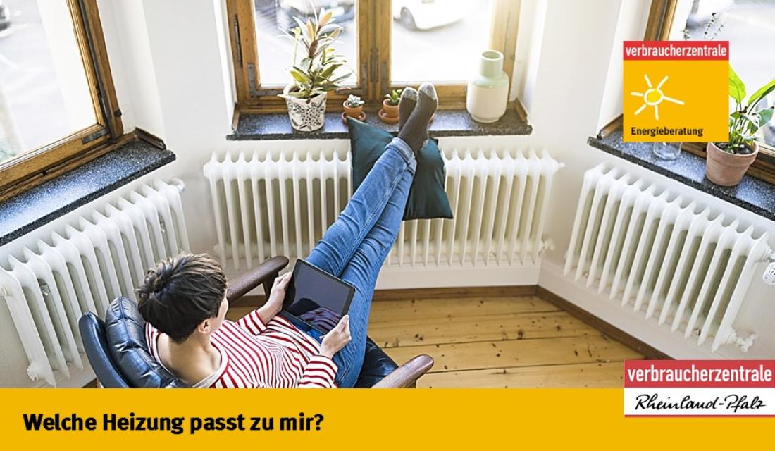 Frau liest Teilnahmebogen auf Tablet