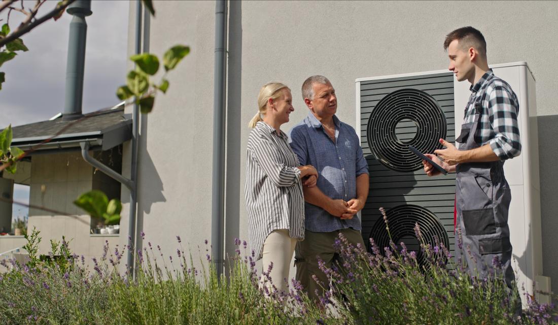 Personen vor Wärmepumpe