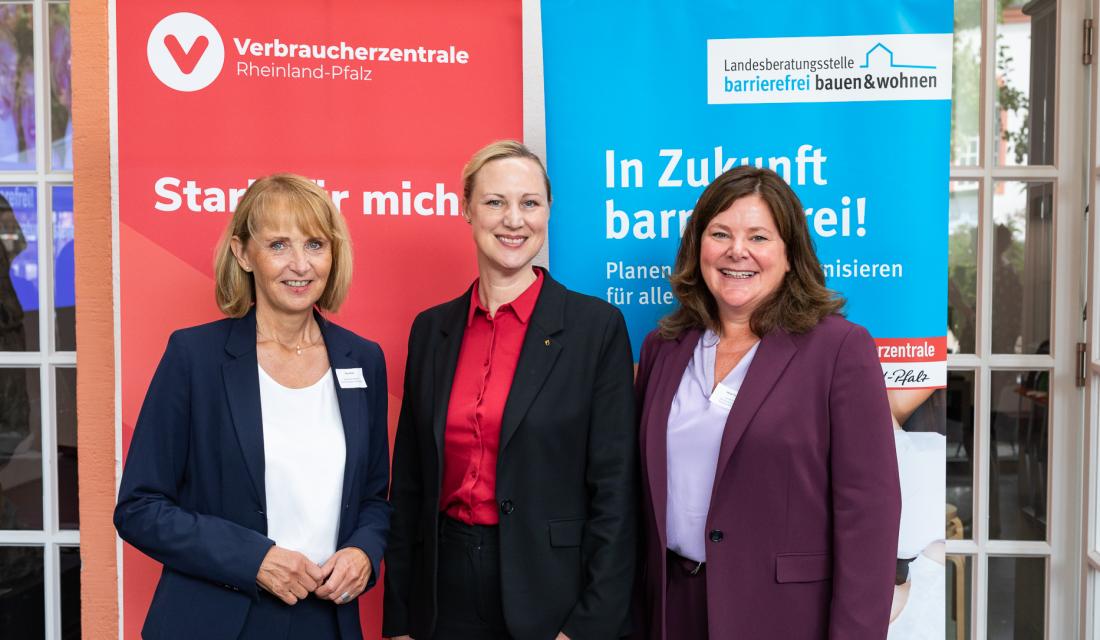 Petra Ruß, Ministerin Dörte Schall und Heike Troue vor VZ-Banner und LBS-Banner 