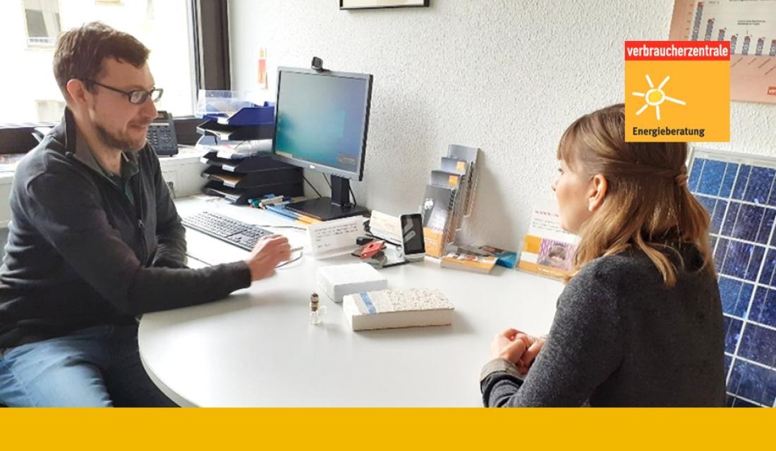 Energieberater berät Verbraucherin in einer Beratungsstelle