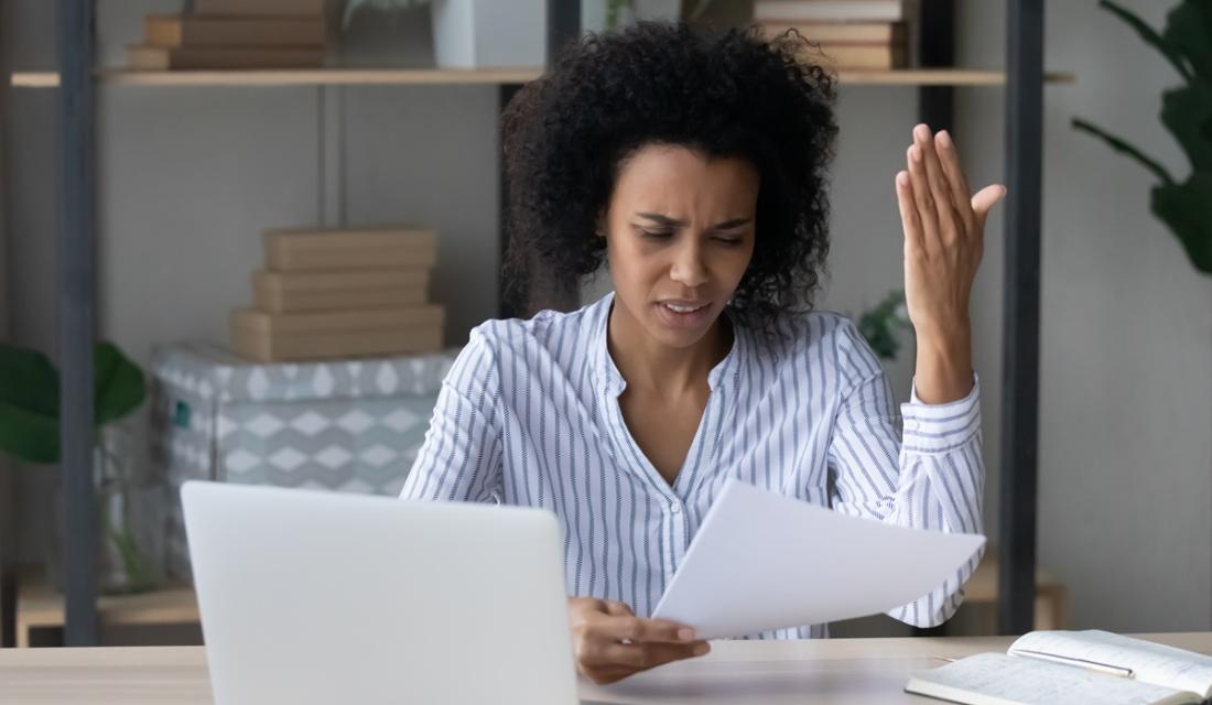 Eine Frau hält einen Brief in der Hand