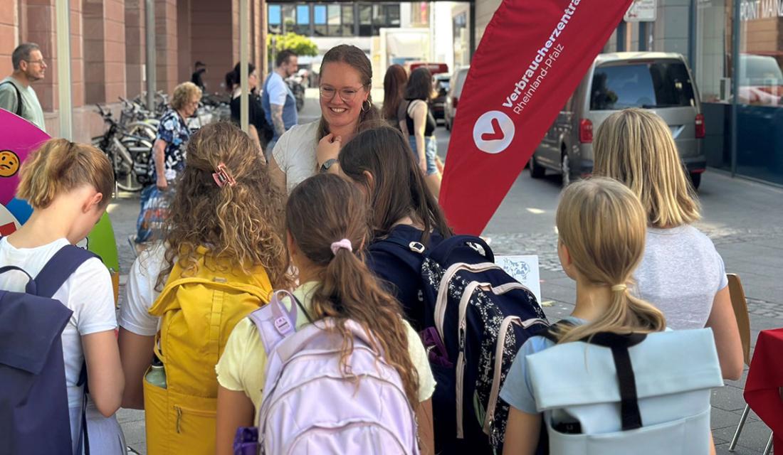 Kinder stehen um eine Frau herum