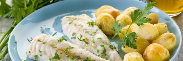 Kabeljaufilet auf einem Teller angerichtet