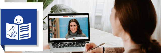 Frau sitzt mit Stift und Papier vor einem Laptop und hört einer Person in dem Laptop zu.