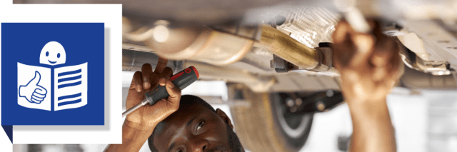 Ein Mechaniker schraub an einem Auto, daneben das Europäische Logo für Leichte Sprache.