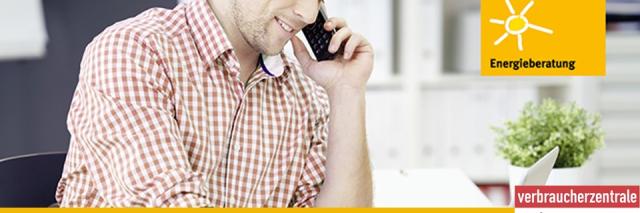 Verbraucher sitzt vor Notebook und hält ein Telefon am Ohr