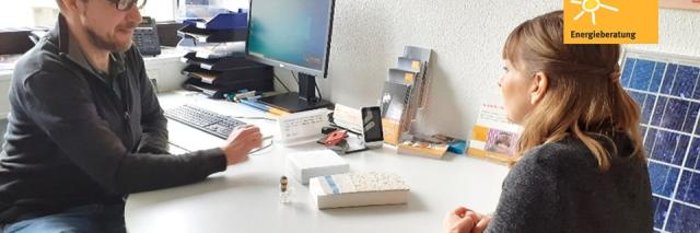 Energieberater berät Verbraucherin in einer Beratungsstelle