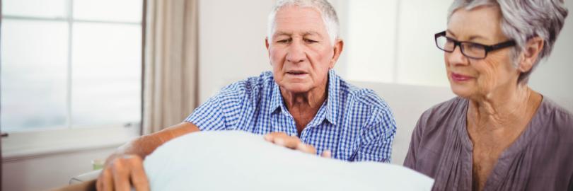 Zwei Senioren packen Umzugskartons