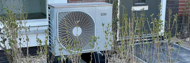 Wärmepumpe neben einer Haustür