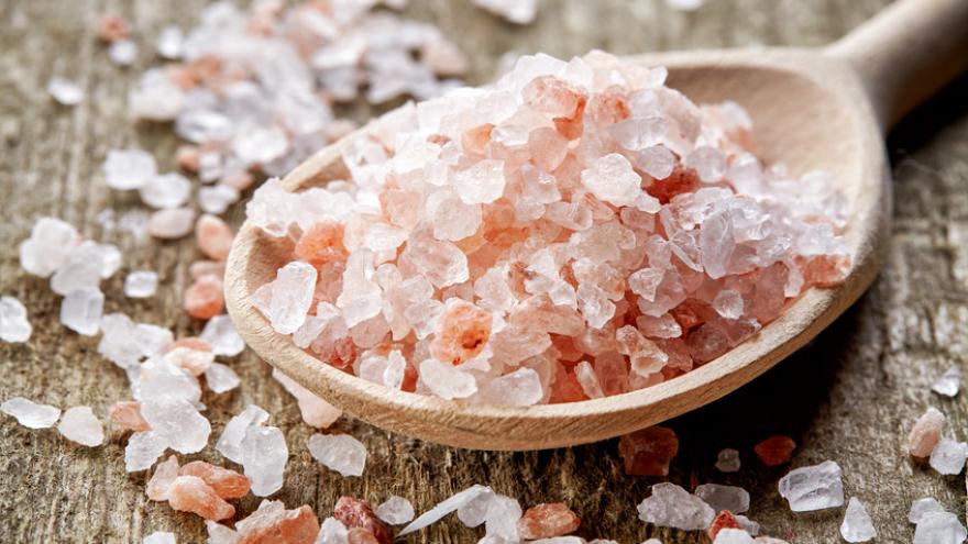 Himalaya-Salz kommt aus Salzlagerstätten, die aus der Verdunstung und Ablagerung des Urmeers entstanden.