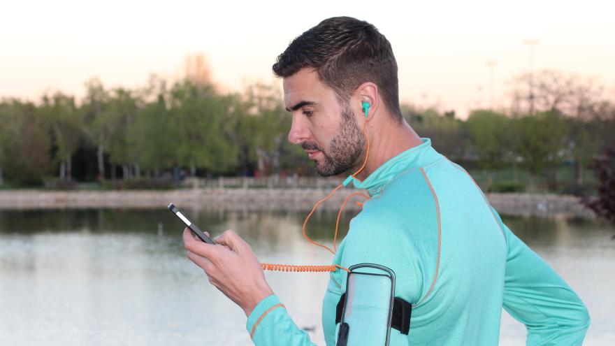 Mann beim joggen mit Smartphone