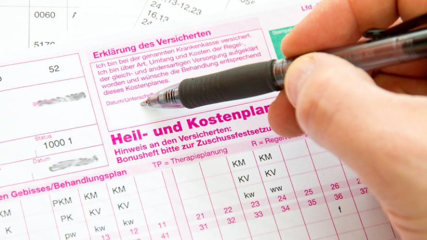 Mann beim Unterschreiben des Heil- und Kostenplans