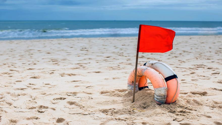 Reisesicherheit: Eine rote Flagge warnt Urlauber am Meer.