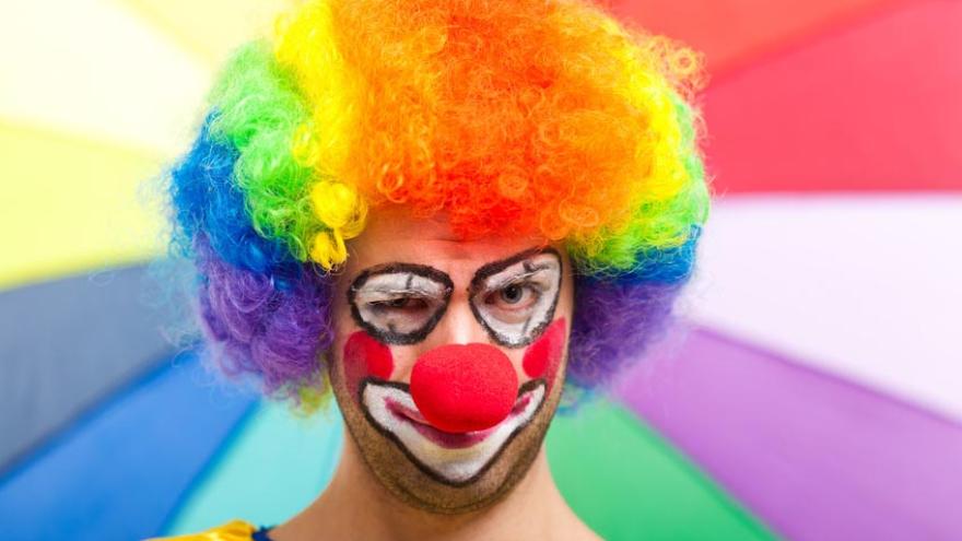 Bunt geschminkter Clown zu Kraneval