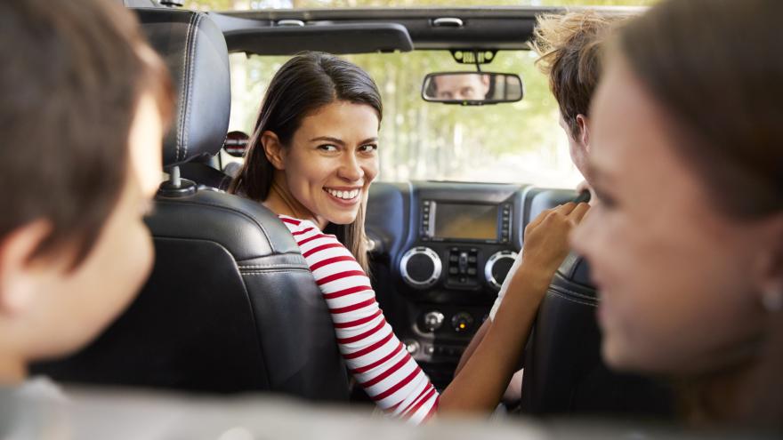 Eine Familie fährt mit dem Auto