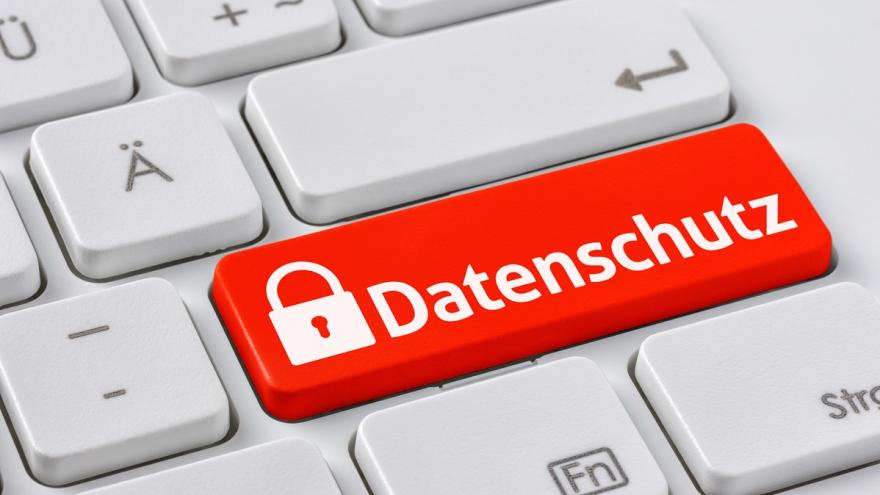 Tastatur mit rotem Hinweisschild: Datenschutz.