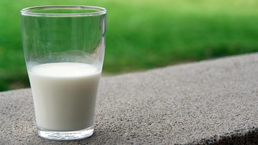 Ein Glas ist halb voll mit Milch