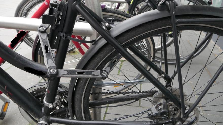 Fahrrad angeschlossen an einen Fahrradständer.